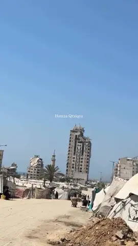 لحظة قصف طيران الاحتلال برج مشتهى السكني غربي مدينة غزة.