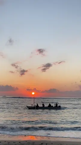 🌊Debur ombak,hangatnya cahaya,Dan tenangnya Sanur di Pagi Hari 📍 Pantai Matahari Terbit Sanur 💸: Free 🛵: 2k 🚖:5k #sanur  #bali #sanurbali  #sunriseview 
