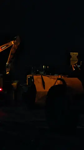Shift malam. Keselamatan kerja juga termasuk menghormati diri sendiri dan orang lain. #operatorloader #qmbnewenergymaterial #imip_helmkuning 