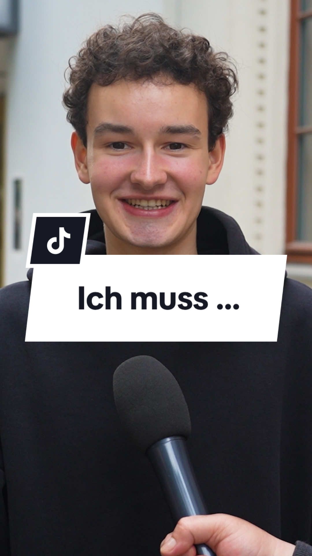 Heute könnt ihr hören, was die Leute auf Berlins Straßen tun müssen - und in den Kommentaren selbst den Satz ergänzen: „Ich muss …“ Wir sind gespannt auf eure Antworten! 😃  #müssen #modalverben #easygerman  #deutschlernen