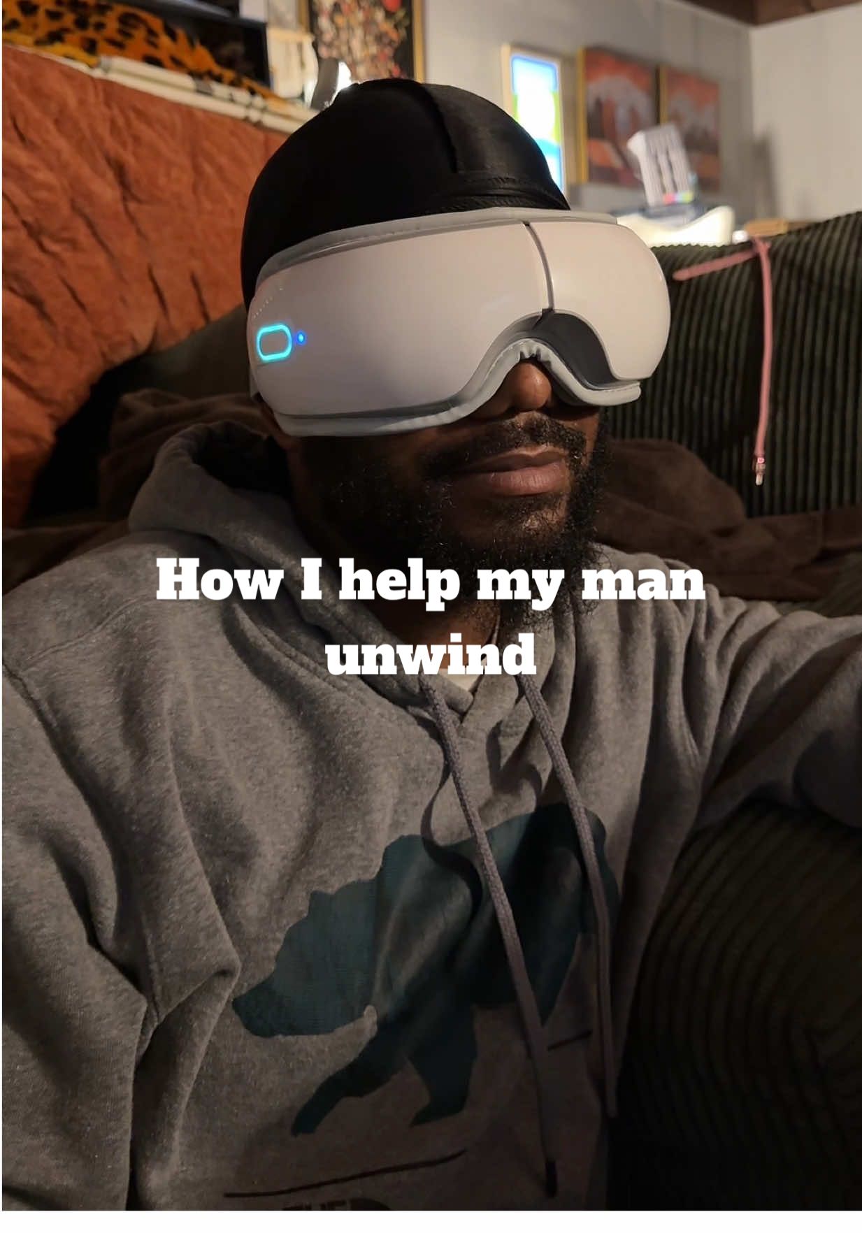 Poor thing was so tired in this video! He works so hard #eyemassager #eyemassage #heatedeyemassager #eyemassagerwithheat 
