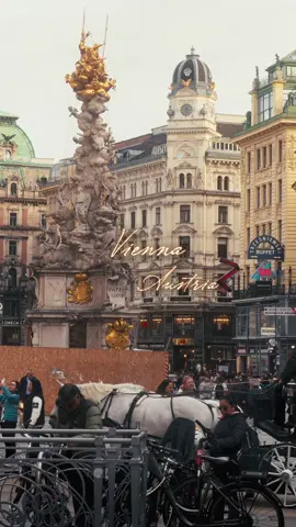 Autumn in Vienna 🏛️🍁 Crisp air, amber edges, and a bittersweet glow. Vienna feels like a memory you can walk through ✨ Come visit Vienna 🤗 All content © @vienna_visitas. All rights reserved. #autumninvienna #vienna #september #architecture #fiaker 