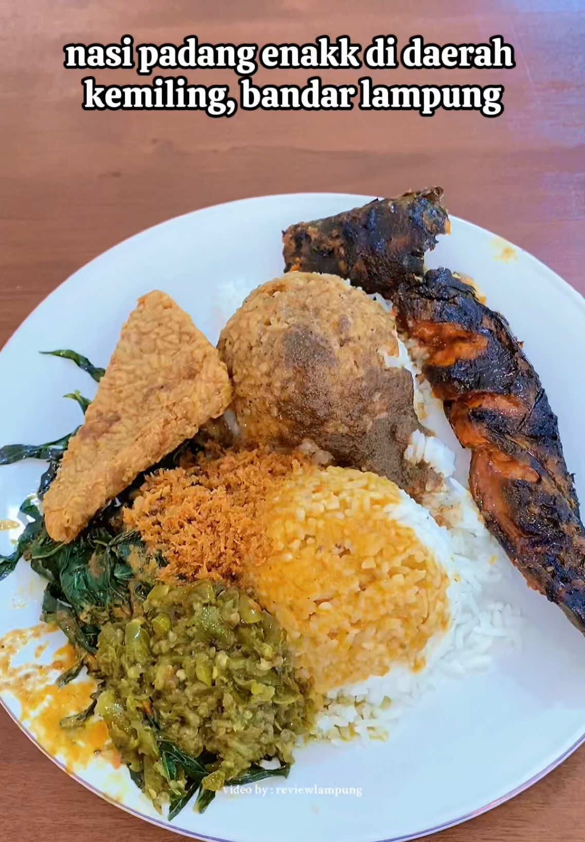 GAISS, TERNYATAA DI KEMILING ADAA TEMPAT JUAL NASPADD MEDOKK PARAHH RASANYAA JANGAN DI RAGUKAN LAGII, UDAH PASTI ENAKK PARAHH, BAKALAN KETAGIHAN KALIAN KALO NYOBAIN SEKALII, SOAL KUAH,SAMBEL,DAON SINGKONG UDH PASTI BANYKK BANGTT, PILIHAN LAUKNYAA BANYKK JDI BEBASS PILIH, HARGANYA MULAI DARI 13RIBUUAN AJAA, UDHH BIKIN KALIAN KENYANG BANGTTT, TAG BEST KALIAN BUATT MAKANN NASPAD DI SINII, LOKASI TEPATNYA DI SEBELAH RUKO KUKUBDL CABANG KEMILING, ATAU ARAH PALBES KEMILINGG.. #fyp #nasipadang #kuliner #kulinertiktok #lampung 