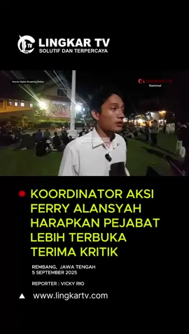MAHASISWA GELAR AKSI “SEPTEMBER HITAM” DI DPRD REMBANG KENANG KORBAN DEMO Sekitar seratus mahasiswa dari PMII, HMI, dan GMNI menggelar aksi damai September Hitam di halaman DPRD Rembang, Kamis malam. Mereka berpakaian hitam, menyalakan lilin, membaca puisi, doa bersama, hingga tabur bunga untuk mengenang sepuluh korban demo akhir Agustus. Koordinator aksi, Ferry Alansyah, berharap pejabat publik lebih terbuka terhadap kritik agar aspirasi tersampaikan dengan kondusif dan tragedi serupa tidak terulang. Aksi juga diisi teatrikal serta pembacaan puisi Wiji Thukul berjudul Peringatan. Pengamanan melibatkan seribu personel gabungan TNI-Polri dan Satpol PP. Kapolres Rembang AKBP Dhanang Bagus Anggoro menegaskan pengamanan dilakukan totalitas bersama Kodim dan masyarakat agar situasi tetap dinamis. Sejumlah pejabat Forkopimda, termasuk Bupati Harno, Kapolres, Dandim, Ketua DPRD Abdul Ro’uf, dan wakilnya hadir dalam aksi yang berlangsung khidmat hingga malam sebagai simbol belasungkawa dan peringatan agar pejabat lebih terbuka menerima kritik. #berita #jateng #rembang #rembang24jam #rembangstory