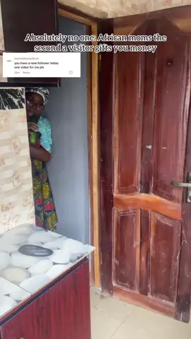 African moms the second a visitor gifts you money #foryoupage❤️❤️ #mazitundeednut #goviral #socialmediamarketing #krastv 