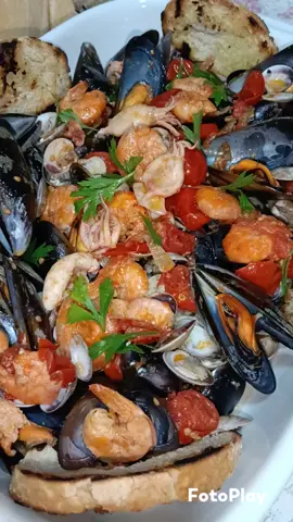 Frutti di mare misti e bruschette di pane casereccio #fruttidimare #bruschette #panecasereccio #pescheriadifiducia #tiktokfood 