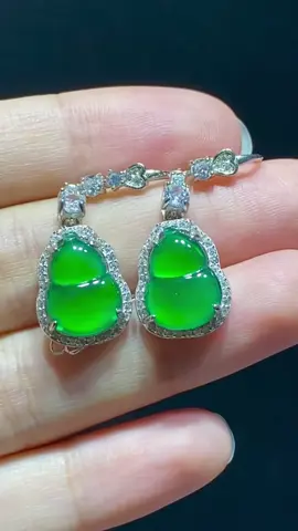 Imperial green Burma jade earring #legendearjewelry #jadeite #jadeearrings #earrings 
