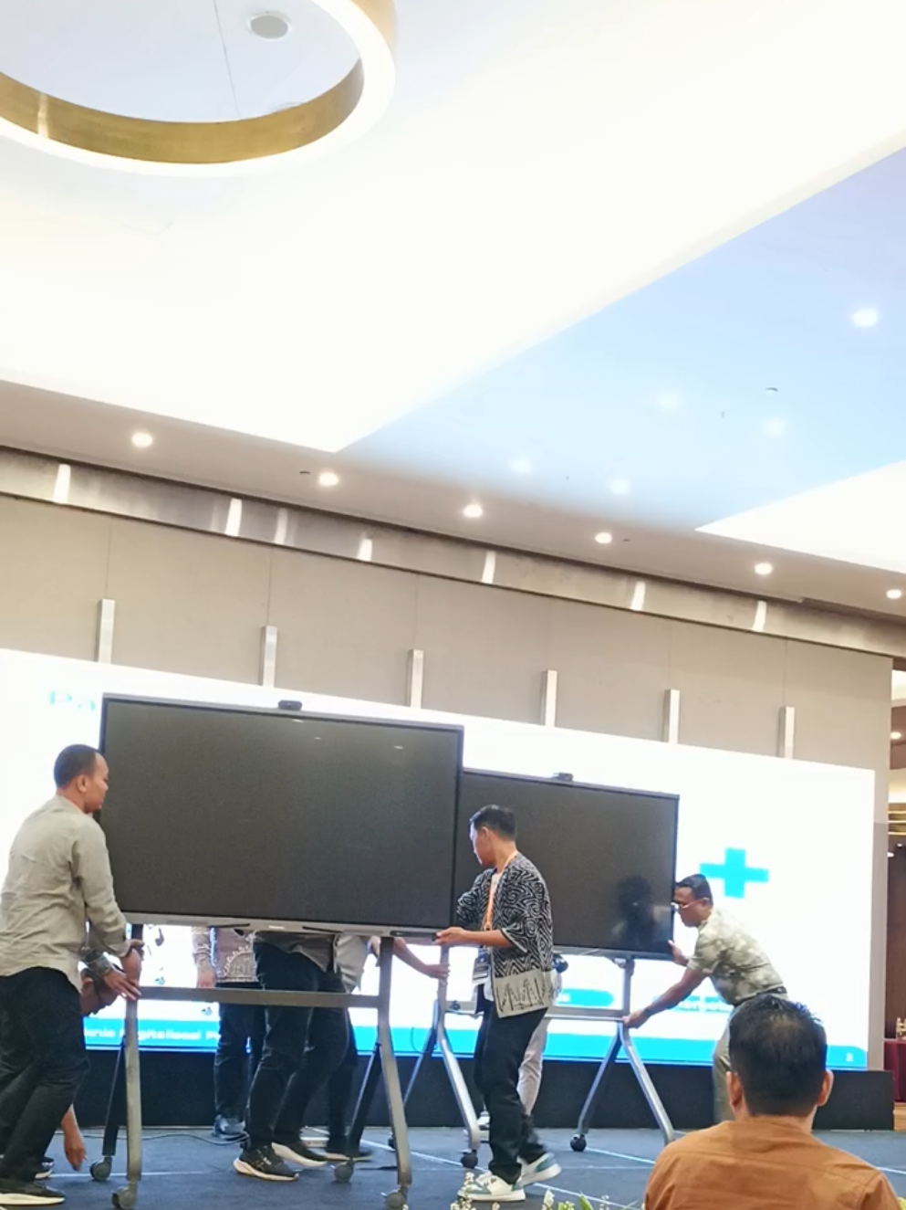 Udah siap menerima papan digital interaktif ini disekolah anda belum?  Yuuuk segera konfirmasi melalui Dapodik, Silahkan bisa dicek nama sekolah penerima yang belum melakukan konfirmasi di komentar ☺ #ipf #digitalisasi #pembelajaran #sekolah #guru 