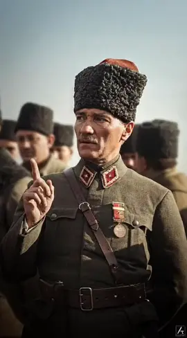 “Gazi Mustafa Kemal ATATÜRK’ün askeri dehası, yalnızca Türk milletinin bağımsızlık mücadelesinde değil, dünya savaş tarihinde de eşsiz bir yer edinmiştir. O, savaşın en kritik anlarında cesur ve ileri görüşlü stratejiler geliştirmiş, çoğu zaman silah arkadaşlarının eleştirilerine rağmen kendi kararlarında sebat etmiştir. Ancak zafer kazanıldığında, en sert eleştiriler bile hayranlığa dönüşmüş; stratejilerinin ne kadar isabetli olduğu görülünce, silah arkadaşları duydukları mahcubiyeti gizleyememiştir. Bu durum, Mustafa Kemal’in yalnız bir asker değil, aynı zamanda geleceği görebilen bir deha olduğunu kanıtlamıştır.” #Atatürk