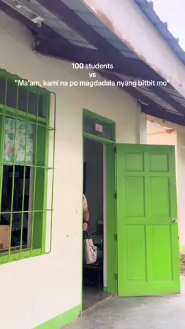 Habang ang iba, dinadaan daanan at nilalagpas lagpasan ka lang, still, mayroon pa rin namang ganitong students pero iilan na lang sila.🥹 #student #teacher #teachersoftiktok #fyp #foryou 