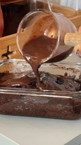 Um bolo fofinho, chocolatudo SEM BANANA e SEM WHEY… pronto em só 15 minutinhos na airfryer! 😱🍫 Essa receita é a prova de que dá pra comer bem sem complicação: ➡️ Poucos ingredientes. ➡️ Calda cremosa sem açúcar. ➡️ Cabe no plano alimentar 🤤 💬 Quem aí vai testar esse bolo ainda essa semana? Marca a amiga chocólatra nos comentários e já salva pra não perder! #receitasimples #bolodechocolate #airfryerreceitas #vidareal #receitasfitness 