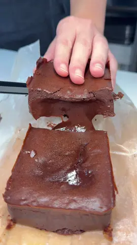 とろける濃厚ガトーショコラ ベルギー産ダークチョコレート、上質なコクがある北海道産のバター、福岡県産の卵を贅沢に使い、小麦粉不使用でなめらかな口どけを感じられる。 じっくりゆっくりと低温で火を入れているため口溶けなめらかなガトーショコラを楽しめます。 📍Ludeek/福岡 🏠住所: 福岡県福岡市 中央区​荒戸3-4-1 🚃 最寄駅: 唐人町駅徒歩10分 ⏰営業時間:10:30〜20:00 🗓️ 不定休 ——————— #福岡グルメ  #japanesefood #tiktokfood 