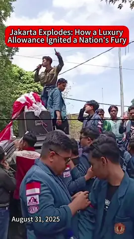 Peaceful daytime demonstrations gradually evolved into localized clashes between police and civilians after nightfall. #JakartaProtest #Clash #Indonesia #WorldNews