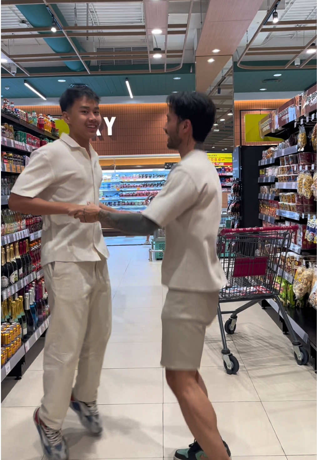 Lebih hemat belanja sendiri atau bawa anak? 🤔 #groceries #qualitytime #fatherandson #familytime #dad 