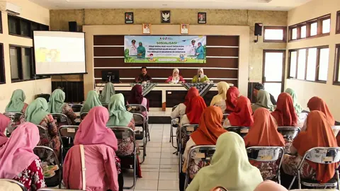 Sosialisasi Peran Bunda PAUD Dalam Mendukung Implementasi Wajib Belajar 1 Tahun Pra Sekolah di Kecamatan Bojongsoang Bojongsoang, 4 September 2025 — Bertempat di Aula Kantor Kecamatan Bojongsoang, diselenggarakan kegiatan Sosialisasi Peran Bunda PAUD dalam Mendukung Implementasi Wajib Belajar 1 Tahun Pra Sekolah di wilayah Kecamatan Bojongsoang. Kegiatan ini dihadiri oleh Kasi Sosial dan Budaya Kecamatan Bojongsoang Ibu Nike Yulistika selaku Ketua Pelaksana, Sekretaris Kecamatan Bojongsoang Bapak Al Azhar yang hadir mewakili Camat Bojongsoang, Bunda PAUD Kecamatan Bojongsoang Ibu Erna Agustina, serta perwakilan Himpaudi yang bertindak sebagai narasumber. Selain itu turut hadir para Bunda PAUD Desa, dan perwakilan pendidik PAUD se-Kecamatan Bojongsoang. Dalam sambutannya, Sekretaris Kecamatan Bojongsoang menyampaikan bahwa pendidikan anak usia dini merupakan landasan penting bagi tumbuh kembang generasi penerus. Wajib belajar 1 tahun pra sekolah adalah upaya pemerintah untuk memastikan setiap anak siap memasuki jenjang pendidikan dasar, dan keberhasilan program ini sangat bergantung pada dukungan semua pihak, khususnya Bunda PAUD. Bunda PAUD Kecamatan Bojongsoang, Ibu Erna Agustina, menambahkan bahwa peran Bunda PAUD bukan hanya sebagai pendamping, tetapi juga penggerak dan motivator bagi masyarakat untuk memberikan pendidikan terbaik sejak dini. Sinergi antara keluarga, sekolah, pemerintah desa, dan organisasi pendidik PAUD seperti Himpaudi sangat dibutuhkan agar program ini dapat berjalan dengan baik. Melalui kegiatan sosialisasi ini, para peserta mendapatkan wawasan dan pemahaman langsung dari Himpaudi mengenai strategi implementasi wajib belajar 1 tahun pra sekolah, termasuk tantangan serta langkah-langkah nyata yang dapat dilakukan di lapangan. Diharapkan, sosialisasi ini dapat menjadi momentum penting untuk memperkuat komitmen bersama dalam meningkatkan kualitas pendidikan anak usia dini di Kecamatan Bojongsoang, sehingga seluruh anak mendapatkan hak pendidikan pra sekolah sebagai bekal memasuki pendidikan dasar. Bojongsoang, MANGPRANG! Kabupaten Bandung, LEBIH BEDAS! 