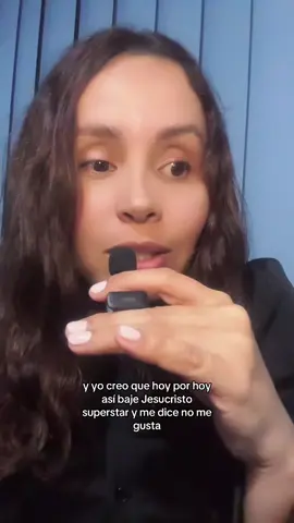 La búsqueda de validación es una trampa sutil. Yo no entendía cómo me hería… cómo podía doler tanto lo que otros opinaban de mí. Era como si sus palabras tuvieran el poder de definirme, de hacerme sentir pequeña o insuficiente. Y, sin darme cuenta, entregaba mi valor a ojos que nunca iban a mirarme con el amor con el que yo debía mirarme. El problema de la validación externa es que nunca alcanza. Hoy te aplauden, mañana te critican. Y vivir en ese vaivén es agotador. Es como beber agua salada: cuanto más tomas, más sed tienes. El día que decidí soltar esa necesidad, entendí que la única mirada que realmente importa es la mía. Dejar de depender de la aprobación ajena es un acto de libertad: me permitió equivocarme sin miedo, ser rara sin excusas, brillar sin pedir permiso. La validación verdadera no viene de afuera. Viene de ese lugar interno que sabe quién eres, incluso cuando nadie aplaude. Buscar validación en otros es como beber agua salada: cuanto más tomas, más sed tienes. Por eso, dejar de perseguirla es un acto de libertad. Cuando dejas de depender de la mirada externa, puedes equivocarte sin miedo, puedes ser extraño, puedes brillar sin pedir permiso. El mundo cambia cuando entiendes que no tienes que demostrar nada, solo ser. La validación de otros es efímera. Pero cuando validas tu propio valor, eso sí es eterno.  