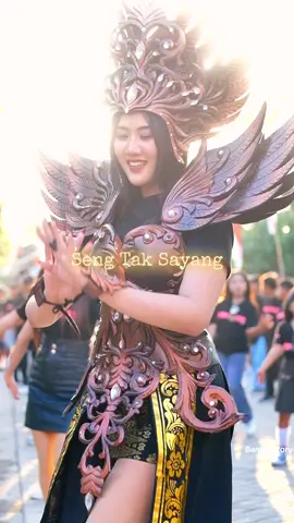 Rungokno  Wejangane Mbah e (Terjemahan) Orang yg menCintai itu Beratnya seperti orang Menggendong Bumi Cinta itu Buta Cinta Itu Hidup Di Jiwa yg Suci Cinta itu tidak bisa Di Minta Cinta itu tidak bisa Di Ambil (tp tumbuh dari dalam hati) Nanging Mruntul Soko Ing Sanubari @beylindafrizyoni  #dancerkarnaval #karnavalbulurejo #soundhoreg #fyppp #karnavalpurwoharjo 