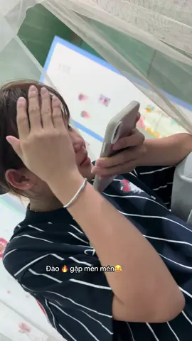 Đang ở nhà với mẹ có người gọi mẹ gửi cho thùng bánh😂 #xh #viral 