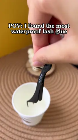 Finally found the perfect lash glue 🥳#lashglue #makeuptutorial #ucoolme #waterproof #tiktokmademebuyit 