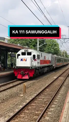 Pesona Kereta dengan Jadwal Keberangkatan 3 kali dalam Sehari⁉️🔥📸🙌🏻 🚇 KA SAWUNGGALIH 🚂 CC 201 89 05 MN 🪧 Nomor Perjalanan 111 📍 Relasi Kutoarjo - Jakarta Pasar Senen  🗓️ Rabu, 13 Agustus 2025 ⏰ 12.55 WIB Hashtag: #jalurdoubledoubletrack  #stasiunpurwosari #doubledoubletrack #stasiunbekasi #ka121 #daop1 #sepur #semboyan35 #semboyan41 #fyp  #gerbong #gerbongkeretaapi #ptinka #cc2018917pwt🔴🔵 #keretaapi #keretaapiindonesia #keretaapiindonesiapersero #cc2018348rnb🟥🟦 #keretaapikitaa #ptkeretaapiindonesiapersero #keretaapikita #keretaapi_id #pramugarikeretaapi #kai121 #indonesianrailways #ka282bengawan #sahabatkeretaapi #pecintakeretaapi #daop5purwokerto #kasawunggalih 