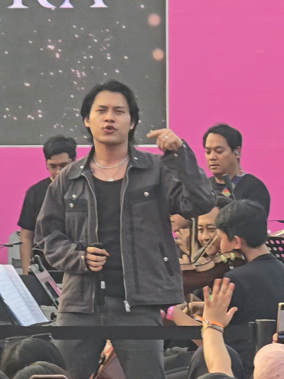 tanda2 apa ini semua nyanyi buka topeng aku ga pake topeng wkwkw  cekep bgt rony #ronyparulian #topengpeterpan #peterpan #erwingutawaorcestra #pestapora2025 