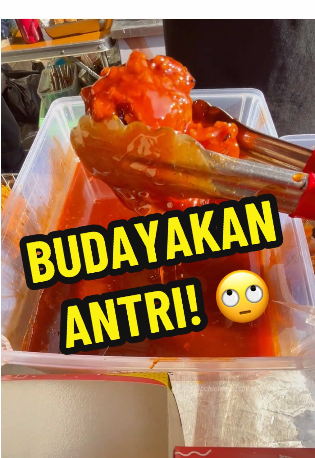 Biar rame harus tetep adil! Ga ada yang special, semua harus sabar nunggu dan tetep antri 🥰💯 Buat kamu yang tertarik punya bisnis ayam goreng crispy nagih kayak gini, yuk gabung kemitraan D'Celup Chicken Crispy! Modalnya mulai 4 jutaan aja, lho 🤩. Kami sediakan pelatihan dan pembinaan lengkap biar kamu siap jadi pengusaha sukses. Info lengkapnya bisa DM kami atau cek link di bio yaa 😉 #kemitraankuliner #ideusaha #masterkulinerindonesia #kulinerkekinian #dcelupchickencrispy 