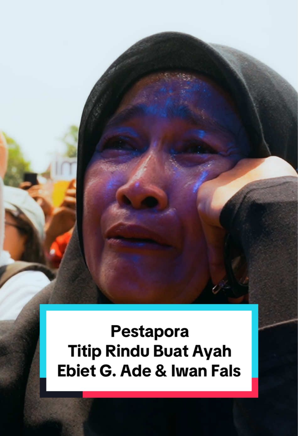 Menyanyikan ‘Titip Rindu Buat Ayah’ untuk pertama kalinya di panggung Pestapora. Terimakasih yang sudah hadir di tengah-tengah moment hangat dan berharga ini ❤️ @Ebiet G. Ade Musica Official @Iwan Fals  #musikditiktok #titiprindubuatayah 