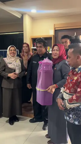 Haruuu atas dukungan moril  dan suport luar biasa dari rekan2 setwan selama 6 bulan kita bersama mendukung kerja bpk/ibu  anggota DPRD, banyak sekali kenangan manis yg ibu rasakan …. Tetap semangat ya …    Mari Kita saling menguatkan, saling mengingatkan, walau jauh dimata tapi selalu dekat di hati, jangan lupakan ibu ya .. forever & forever … ❤️❤️❤️ @Puja Astinah @ken @humasdprd #dprdberau #maulidiyahhafid 