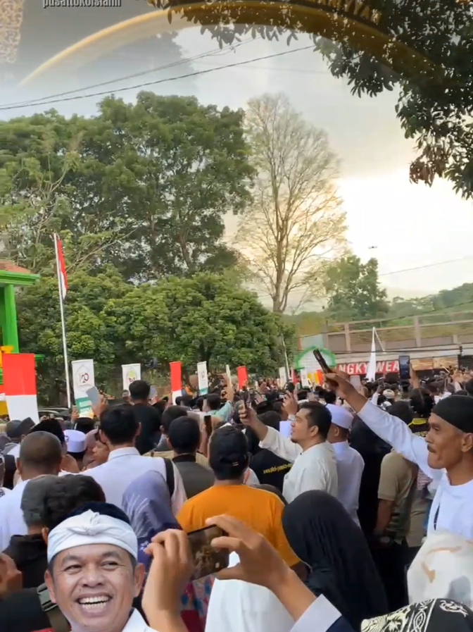 5 September 2025  masyaallah kehadiran Bpk KDM ke Pnpes Suryalaya disambut dengan hangat dan ramai antusias dari masyarakat sekitar  #suryalaya #kdm #miladsuryalaya  #bapaaingkangdedi #fypシ゚ 