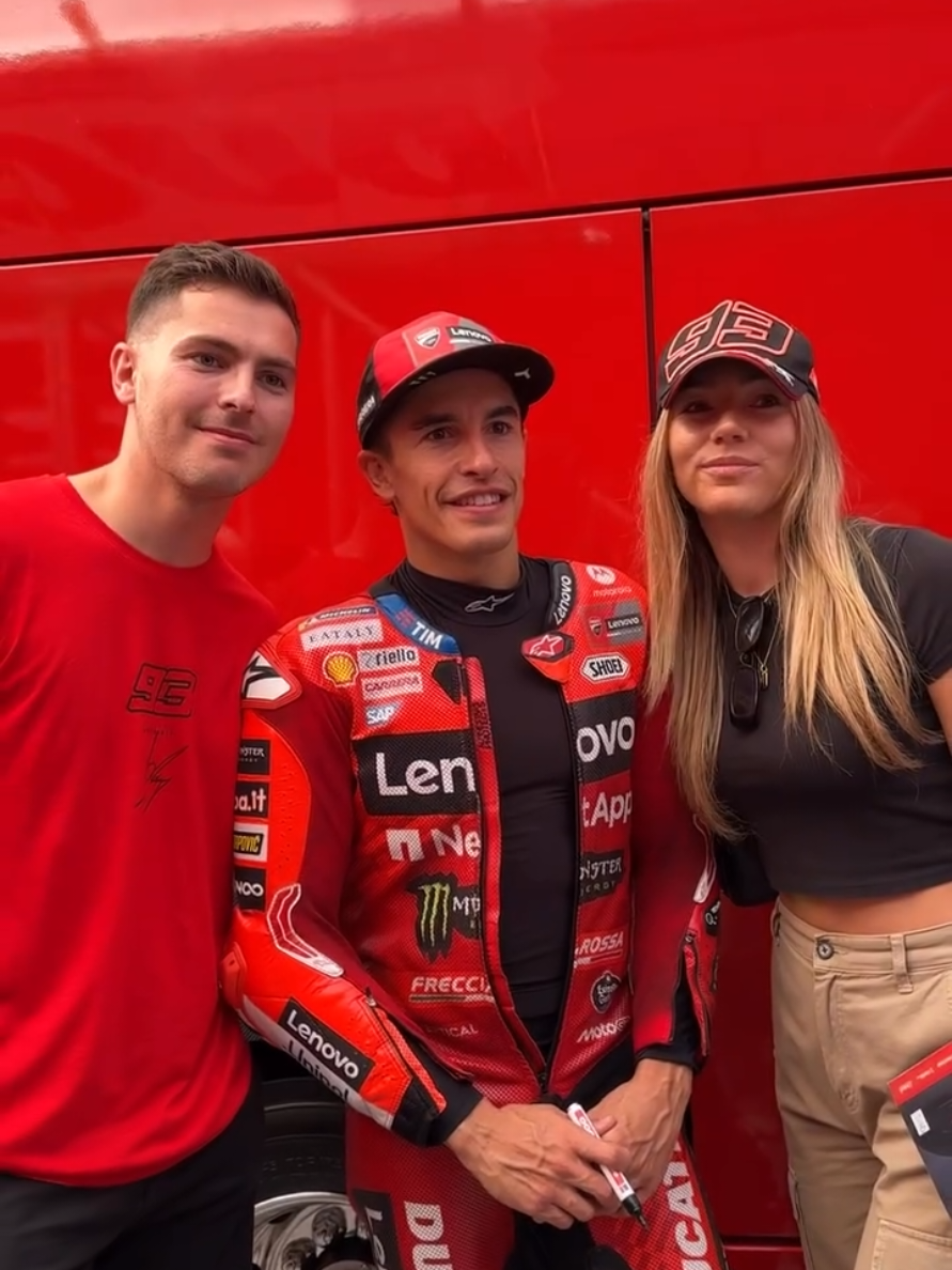 Always serving all fans ✍️🤳🥰 #motogp #marcmarquez #weare93 #catalangp #todorojo🔴 