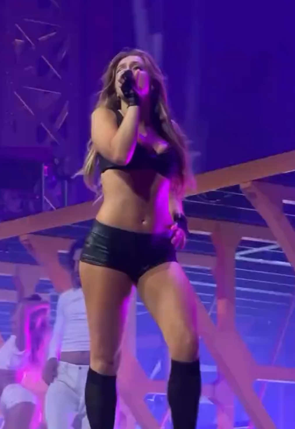 🎥 | Tate via her tiktok “Doing this song after premiering it here a year ago was special” Follow tatesxpossessive for everything tour related  FAKE BODY!!! @tate mcrae @t8 hq  #misspossesive #tatemcrae #fanpage #foryoupage #newyork 