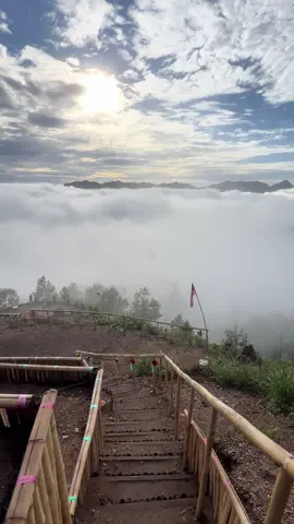 Standing here feels like the world paused for a moment ☁️🍃.     #fyp #desadamaihill #bentong #malaysia #awancarpet 