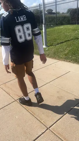 It’s always that one person in your friend group that has to go against the grain. Don’t wear a Cowboys Jersey to a Philly game #gobirds #phillycops #eaglesfans #cowboyssuck 