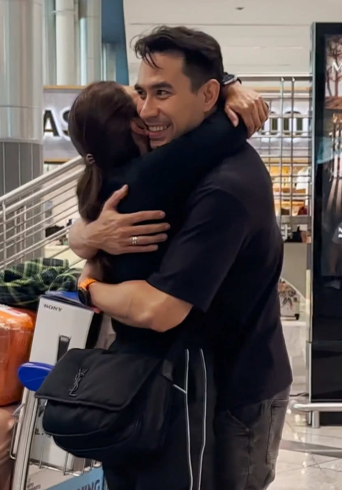 Mama surprise-in Papa & Chubby!! 😍 Langsung jemput di airport Porto, padahal rencananya naik bis dulu ke Braga, baru dijemput Lio & Diego di bus stop Braga. Laaaah koq tiba2 mama Donna nongol di airport bikin shick shack shock 😝 Tapi happy banget, bisa langsung ketemu & peluk2 gak harus nunggu sejam lagi perjalanan ke Braga!! Thank you mama 😘❤️🤗 #thesinathrya #dariusdonna #couple #Love #surprise 