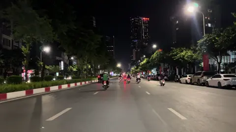 Đôi khi, ta nên ngồi lại và xin lỗi chính mình. Vì đã bắt bản thân gồng lên quá lâu, cố tỏ ra ổn khi bên trong đầy rối bời. Vì đã nhìn người khác quá nhiều, rồi nghi ngờ cả giá trị của bản thân mình. Vì đã im lặng chịu đựng những điều không đáng, chỉ vì sợ lòng lòng ai đó, Và vì đã quên mất, mình cũng cần được yêu thương…Từ chính mình trước tiên… @Hà Nội Về Đêm ❤️ #langthanghanoi #hanoivedem❤️ #nhachaymoingay #xuhuong2025 