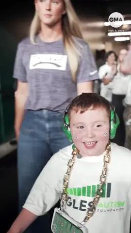 Kylie Kelce gave 5-year-old Billy a heartwarming surprise before the Eagles game 💚 Kylie, who met Billy through the Eagles Autism Foundation, brought him onto the field to celebrate the Super Bowl win with his heroes—complete with hugs, cheers, and a dance with the Eagles mascot! #eagles #philadelphiaeagles #autismawareness #kelce
