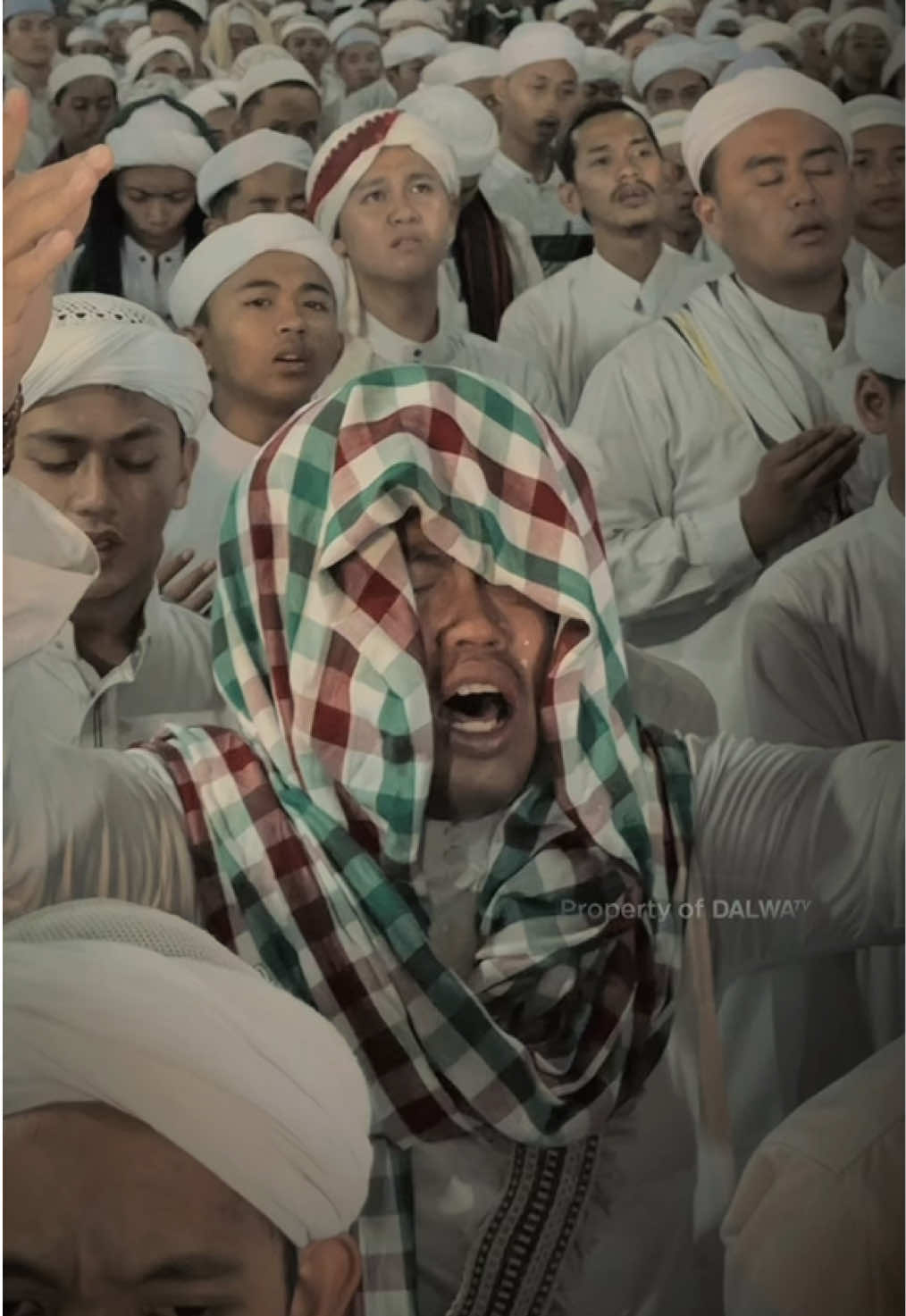 “Pernahkah kau mencintai seseorang yang tak pernah kau temui? Dialah Rasulullah ﷺ… Tapi beliau mencintaimu, bahkan sebelum kau lahir.”_ . . #dalwa #santri #islam #indonesia 