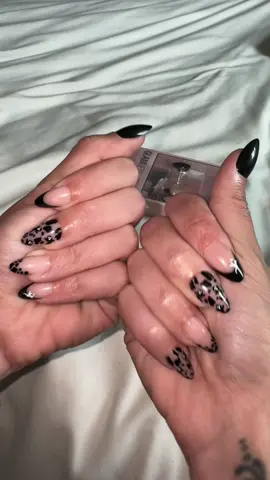 Glamnetic nails come with everything you need to get started. I have a little nails and they always have nails that fit me. #glamnetic #glamneticfrightnightnails #glamneticpressonnails #pressonnails #glamneticnails 