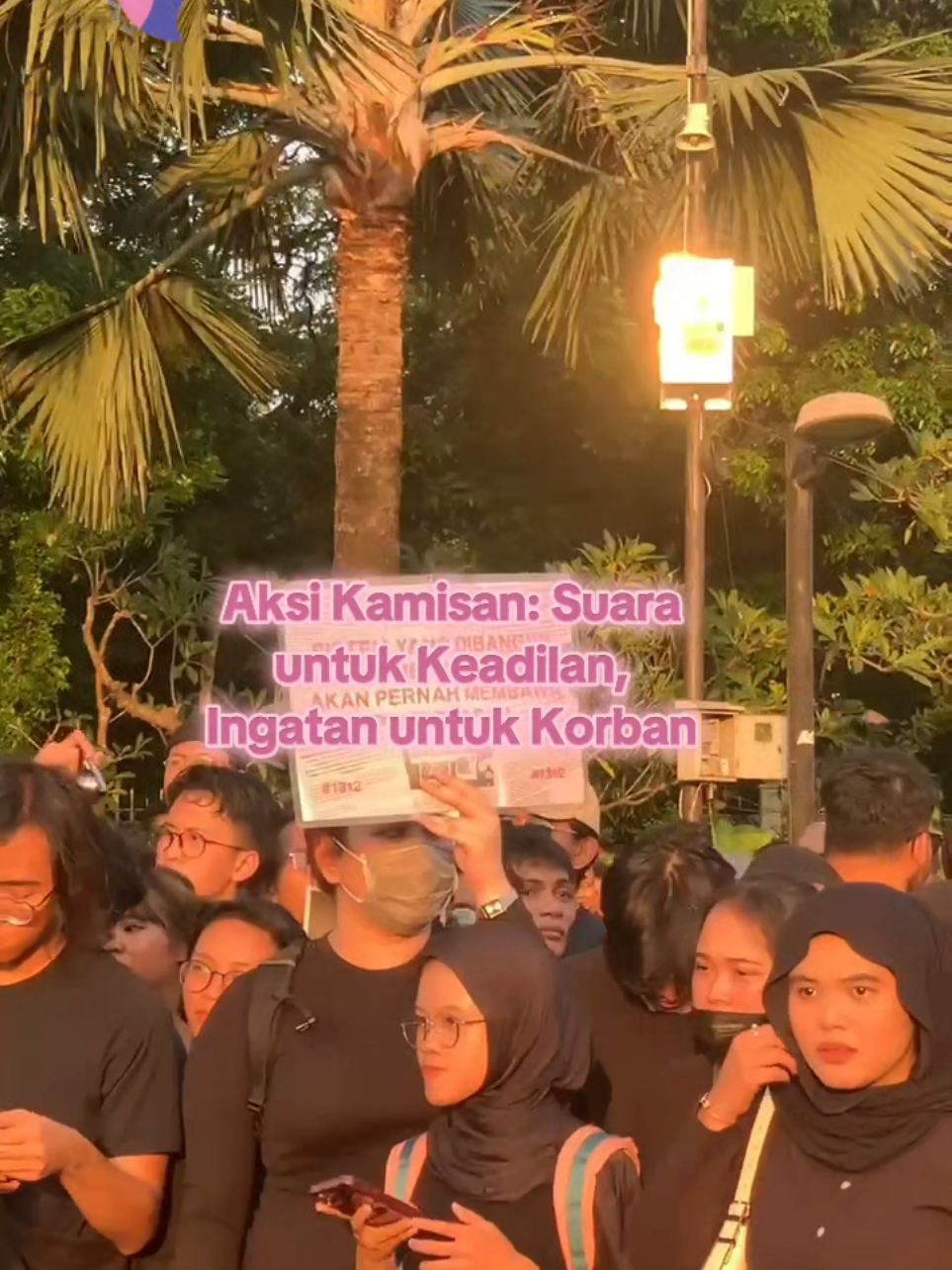 Aksi Kamisan kemarin jadi ruang sunyi yang lantang. Ramai hadir, hening mengenang. Dan untuk 10 demonstran yang gugur, kami juga berdiri. Tak lupa, tak diam. #Kucantik #AksiKamisan #Kamisan #HakAsasiManusia #ReformasiDikorupsi 