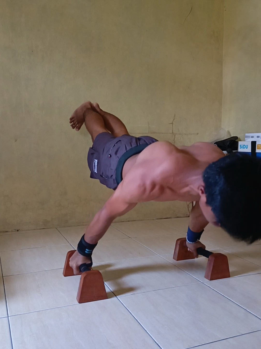 Planche terus biar izy #planche #calisthenics #fyp #calisthenicsworkout #hanstand 
