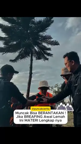 MATERI WAJIB DALAM BRIEFING AWAL PENDAKIAN 1. Perkenalan Anggota Tim -Nama lengkap dan panggilan. -Riwayat pendakian atau pengalaman sebelumnya. -Informasi kesehatan pribadi (jika ada alergi, asma, dll). 2. Struktur dan Pembagian Tugas -Leader (pemimpin jalur dan pengambilan keputusan). -Sweeper (penutup rombongan di belakang). -Navigator, tim logistik, dan medis jika tersedia. 3. Jalur Pendakian dan Estimasi Waktu -Penjelasan rute dari basecamp sampai puncak dan turun. -Pos pemberhentian, area camp, dan jalur evakuasi darurat. -Rencana waktu istirahat dan waktu summit. -Peta jalur dan estimasi waktu tempuh. -Titik air, jalur evakuasi darurat. 4. Kondisi Cuaca dan Medan -Prediksi cuaca terkini (panas, hujan, badai). -Medan licin, berpasir, bertebing, atau hutan lebat. 5. Manajemen Waktu dan Target Pendakian -Target waktu sampai tiap pos. -Batas waktu summit dan waktu darurat turun. 6. Peralatan Wajib dan Cek Ulang Kelengkapan -Headlamp, mantel hujan, logistik makanan, air minum, kotak P3K, sleeping bag, tenda. -Pemeriksaan logistik: makanan, air minum, dan survival kit. 7. Etika dan Aturan Pendakian -Tidak membuang sampah. -Tidak merusak tanaman, mengambil satwa liar, atau bikin keributan. -Larangan merokok di area rawan kebakaran. -Tidak membuat keributan di alam. 8. Kondisi Fisik dan Mental -Tanyakan apakah ada yang kurang sehat. -Tekankan pentingnya istirahat  -Penekanan agar tidak memaksakan diri. 9. Sistem Komunikasi dan Sinyal Darurat -Sinyal tangan, peluit, suara. -Posisi HT/ponsel satelit jika digunakan. 10. Titik Kumpul Jika Terpisah -Titik temu darurat (misal di pos terakhir yang dilewati bersama). -Aturan: jika terpisah lebih dari 15 menit, wajib berhenti dan tunggu. 11. Prosedur Jika Terjadi Cedera atau Sakit -Siapa yang menjadi penanggung jawab medis. -Apa yang dilakukan jika ada cedera ringan/sedang/berat. 12. Manajemen Logistik dan Distribusi Beban.