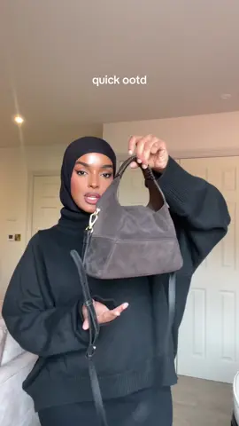 September is autumn outfit season! 🍁🤭🎃🍂  knit top & maxi skirt @Leem  bag @reiss  black modal hijab @velascarves  scent of the day @YSL Beauty Libre L'Eau Nue #OOTD #modestfashion #autumnoutfits 