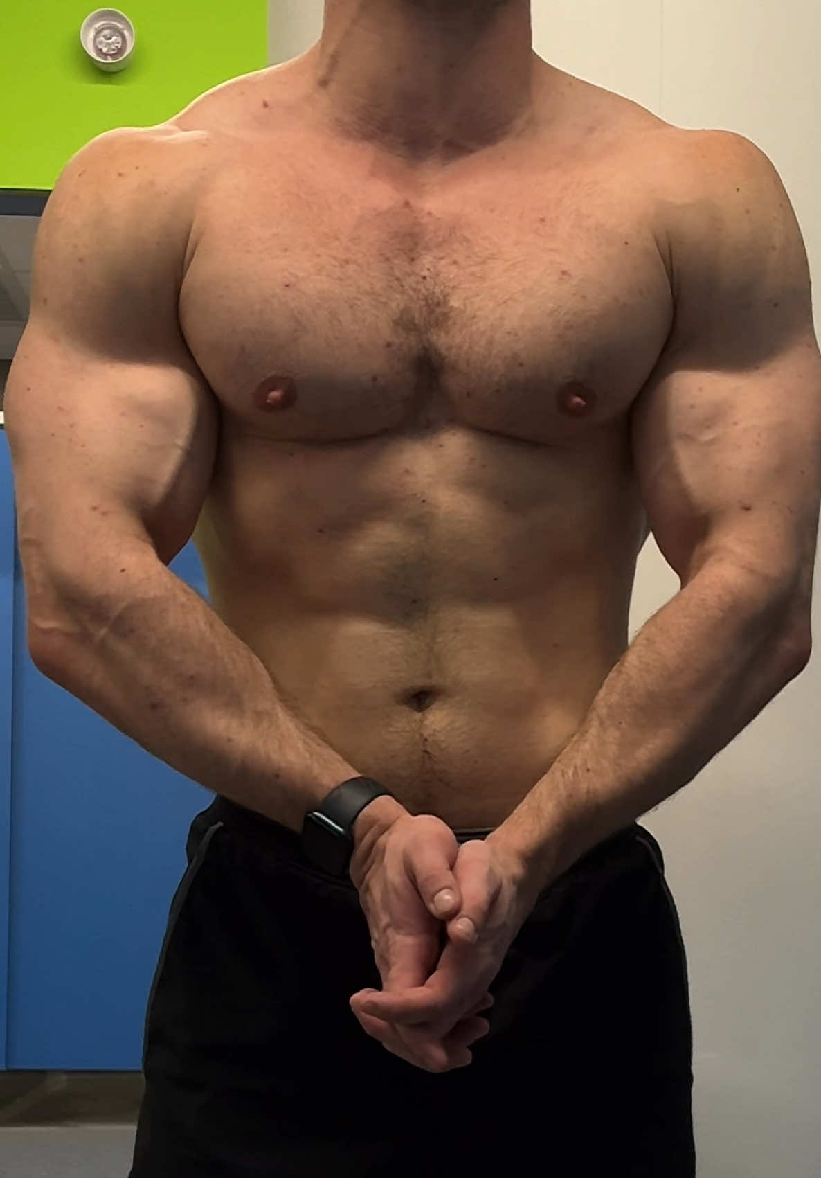 *ALWAYS* check the changing room lighting before signing up! (Filming tip : AF lock and lower the exposure setting a little.) It was chest day so you know I had to throw in a little pec dance 😉  #chestday #pecdance #flexfriday #flex #iphonetips 