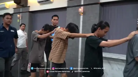 Samarinda – Polresta Samarinda menggelar konferensi pers terkait penangguhan penahanan terhadap empat mahasiswa Universitas Mulawarman yang menjadi tersangka kasus perakitan bom molotov di Kampus FKIP Unmul, Jumat (05/09/2025) yang berlangsung di Aula Rupatama Polresta Samarinda. Kegiatan dipimpin langsung oleh Kapolresta Samarinda Kombes Pol Hendri Umar, S.I.K., M.H. dan dihadiri oleh Wakapolresta Samarinda, Rektor Unmul Prof. Dr. Ir. H. Abdunnur, M.Si., IPU, Wakil Rektor III Unmul, Kasat Reskrim, Kasat Intelkam, serta 35 awak media cetak, online, dan elektronik. Dalam penyampaiannya, Kapolresta Samarinda menjelaskan bahwa keputusan penangguhan penahanan ini diberikan setelah mempertimbangkan permohonan dari pihak keluarga, penasihat hukum, dan Rektor Unmul. Selain itu, keputusan ini juga mengedepankan pendekatan kemanusiaan agar para mahasiswa dapat melanjutkan pendidikannya. “Penangguhan penahanan ini diberikan dengan dasar Pasal 31 ayat (1) KUHAP dan tentu disertai syarat yang wajib dipatuhi. Keempat tersangka diwajibkan lapor ke Sat Reskrim Polresta Samarinda setiap hari Senin dan Kamis, serta tidak diperbolehkan meninggalkan Kota Samarinda. Apabila syarat dilanggar, penangguhan dapat dicabut sewaktu-waktu,” tegas Kombes Pol Hendri Umar. Kapolresta menambahkan bahwa penangguhan penahanan ini bukan berarti proses hukum dihentikan, melainkan memberi kesempatan bagi tersangka untuk tetap fokus melanjutkan kuliah sambil mengikuti proses penyidikan. Sementara itu, Rektor Unmul Prof. Dr. Ir. H. Abdunnur, M.Si., IPU menyampaikan apresiasi kepada Polresta Samarinda atas dikabulkannya permohonan penangguhan penahanan. “Kami berterima kasih kepada Kapolresta Samarinda dan jajaran yang telah memberikan kesempatan kepada mahasiswa kami untuk tetap melanjutkan perkuliahan. Kami akan bertanggung jawab sebagai penjamin dan mengawasi mereka selama masa penangguhan penahanan,” ujarnya. Rektor Unmul juga mengajak semua pihak untuk bersinergi menjaga kondusivitas di Kota Samarinda, serta mengarahkan mahasiswa agar menyampaikan aspirasi dengan cara yang aman dan tertib. Polresta Samarinda #kbpppolribreakingnewskaltim 
