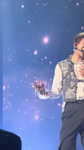 Heeseung's moonstruck high note guys........  #fyp #HEESEUNG #enhypen #walktheline_in_paris #kpopconcerts 