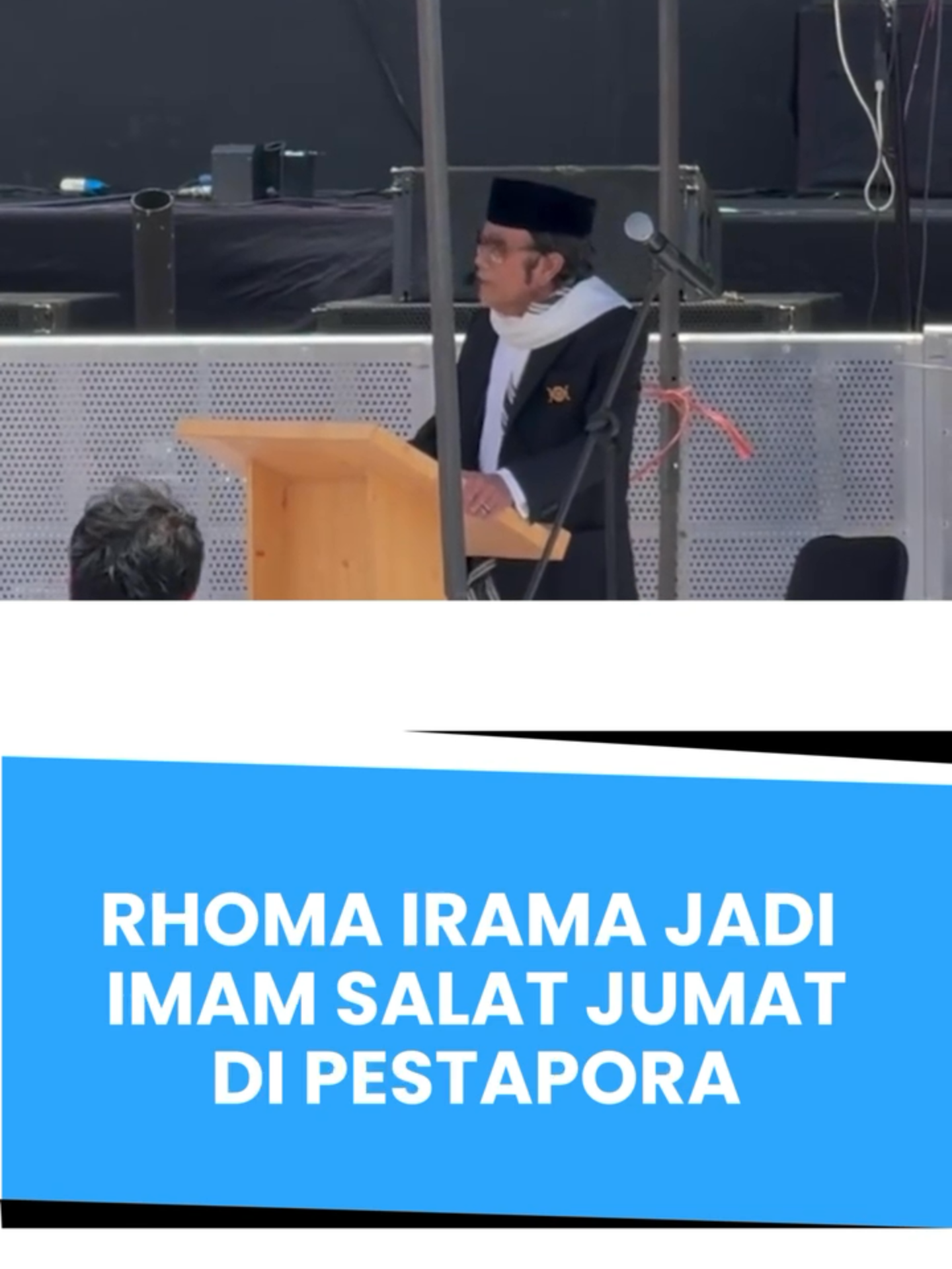 Rhoma Irama menjadi imam dalam ibadah shalat Jumat berjamaah di sela festival Pestapora 2025 pada Jumat (5/9) di area JIExpo Kemayoran, Jakarta. Sang Raja Dangdut dipercaya memimpin shalat Jumat di tengah festival musik tahunan tersebut. Momen ini menghadirkan nuansa unik. Menyatukan hiburan dan nilai religius dalam satu acara besar. 🎥 Source: IG/Rhoma_official #RhomaIrama #Pestapora2025 #Jakarta #FestivalMusik #ShalatJumat