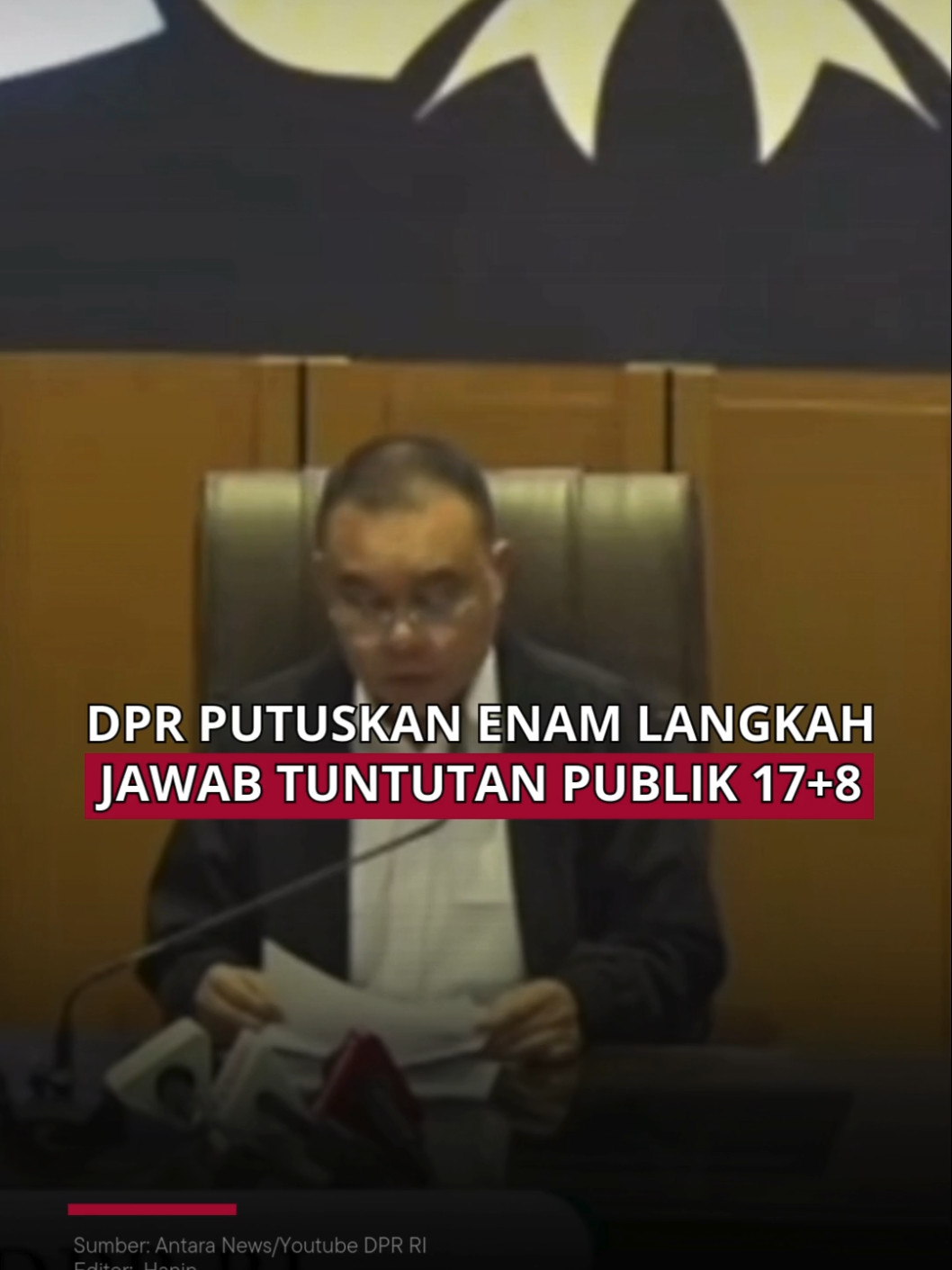 DPR Putuskan Enam Langkah Jawab Tuntutan Publik 17+8 DPR RI resmi merespons tuntutan publik 17+8 dengan mengeluarkan enam keputusan hasil rapat konsultasi pimpinan bersama fraksi-fraksi. Keputusan ini diumumkan Wakil Ketua DPR, Sufmi Dasco Ahmad, di Gedung DPR, Jakarta, Jumat (5/9/2025). Rapat konsultasi digelar Kamis (4/9/2025) dan menghasilkan langkah-langkah pemangkasan fasilitas hingga penguatan transparansi parlemen. Enam keputusan tersebut meliputi: 1. Penghentian tunjangan perumahan anggota DPR per 31 Agustus 2025. 2. Moratorium kunjungan kerja luar negeri sejak 1 September 2025, kecuali undangan resmi kenegaraan. 3. Pemangkasan fasilitas anggota DPR mencakup biaya listrik, telepon, komunikasi intensif, dan tunjangan transportasi. 4. Penghentian hak keuangan anggota DPR yang dinonaktifkan partai politik. 5. Penegakan sanksi anggota DPR bermasalah, dengan Mahkamah Kehormatan DPR berkoordinasi dengan mahkamah partai. 6. Peningkatan transparansi dan partisipasi publik dalam legislasi dan kebijakan DPR. Keputusan ini ditandatangani pimpinan DPR: Puan Maharani, Sufmi Dasco Ahmad, Saan Mustopa, dan Cucun Ahmad Syamsurijal. #keputusandpr #DPRRI #TuntutanPublik #pemangkasanfasilitas #tunjangananggota #langkahpemangkasan #anggotadpr #perwakilanfraksi #jawabantuntutan