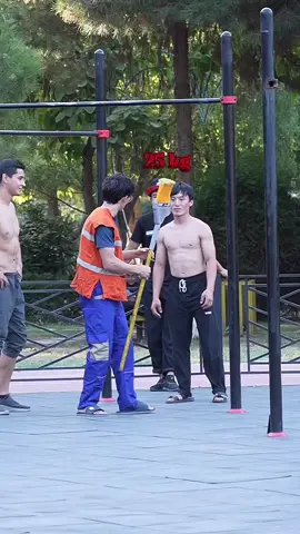 25 kg Mop 🧹 Prank 🦺... Calisthenics Boy  🔥  #calisthenics #motivation #workout #prank #reaction #foryou 