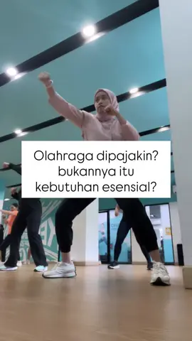 Footage pertama adalah aku lagi trial di gym😅 tapi ternyata aku kok gak klik, enak dirumah aja🥰 Channel Youtub* olga favoritku ini ya, save reels ini biar gak kelupaan: 🏋🏻‍♀️ Walk at home 🏋🏻‍♀️ Body by Bagus 🏋🏻‍♀️ Growingannanas 🏋🏻‍♀️ Caroline Girvan 🏋🏻‍♀️ Mr and Mrs Muscle 🏋🏻‍♀️ Move with Nicole 🏋🏻‍♀️ Flow with Mira 🏋🏻‍♀️ Yoqi Yoga and Qigong Alat olgaku: ⚽️ Matras (aku beli yg 200ribuan) ⚽️ 2 dumbel 1kg (90ribuan) ⚽️ Tas GGL dari @bloom360.id (cek sendiri di IGnya ya) ⚽️ Gloves biar tangan gak licin (130ribu) ⚽️ Kadang pinjem barbel Lulla🤭(Lulla beli 1 set 600ribuan) Ohiya tambah smart TV dan wifi, dan kipas angin pastinya🤑 Sesekali aku jalan outdoor kalau lagi mood. So, besties bisa pilih opsi yang lebih hemat untuk olahraga, tapi kalau punya budget lebih dan suka keluar rumah, ya better daftar gym, ikutan kelas atau yang lagi tren sekarang seperti padel. Bebasss, nikmat kan kalo bisa financial freedom🔥 Kalau besties paling suka olahraga apa? #olahraga #biayaolahraga #pajakolahraga #perencanakeuangan #keuangankeluarga #financialplanner #speaker #cfp