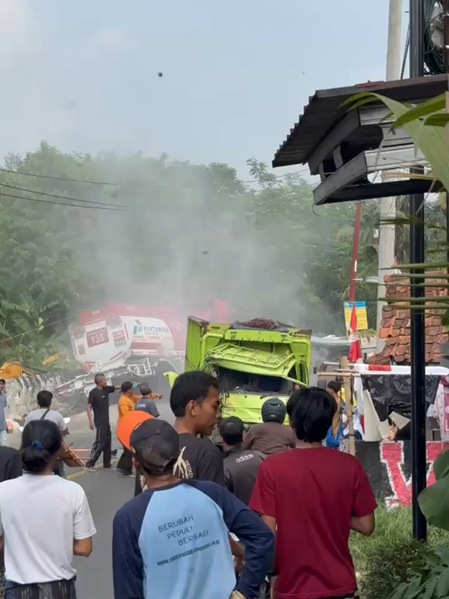 Gengs, bayangin mobil BBM rem blong sampai nabrak tronton dan pikup, parah banget! Pernah juga ngalamin moment deg-degan di jalan? Cerita dong di kolom komentar! Like & follow buat cerita seru lain! 🙌🔥#KecelakaanLaluLintas #MobilPengangkut #BBM #Tronton #Pikup #TanjakanGardu #JalanNasional11 #Cigudeg #KabupatenBogor #BeritaTerkini